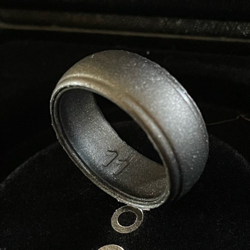 NEW Men’s Silver Grey Lightweight Silicone Universal Ring (Size11)
